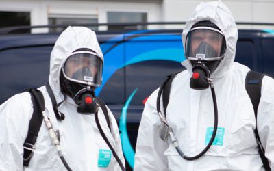 Crime scene cleaners met een masker, ontruimen na overlijden