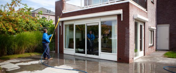 Gevelreiniging om kozijnen en gevels schoon te maken