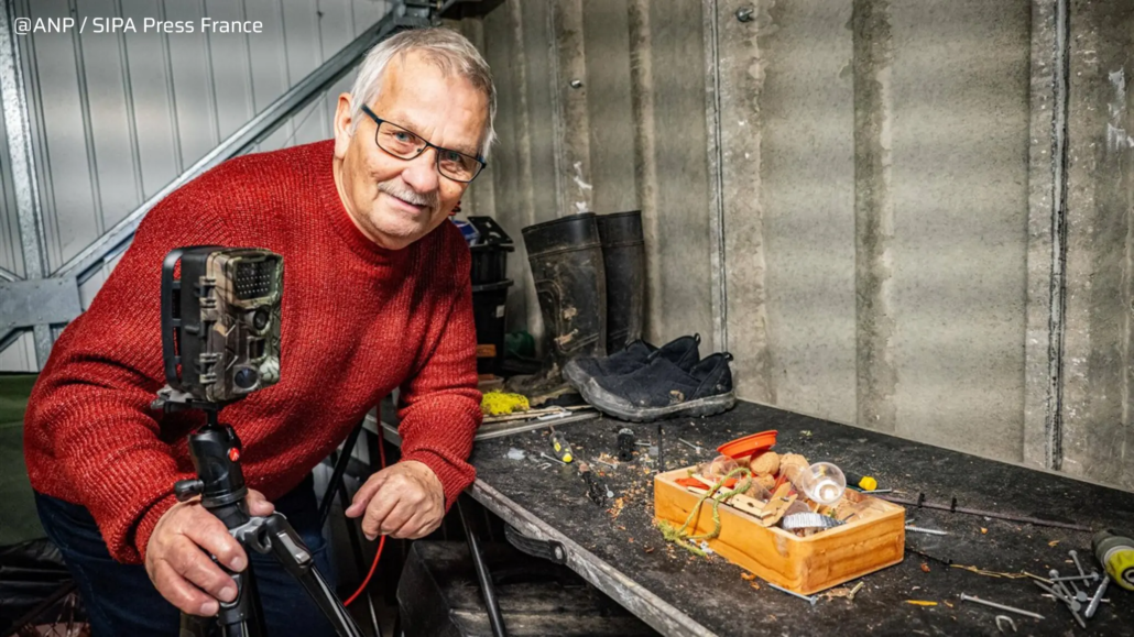 Rodney Holbrook bij zijn werkbank met zijn camera.